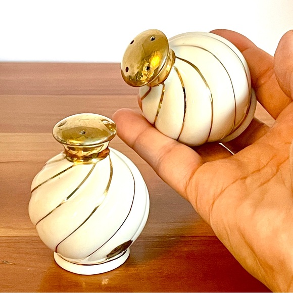 White & Gold Swirl Porcelain Salt & Pepper Shaker Set PAC Japan Mid-Century MCM - Picture 8 of 9